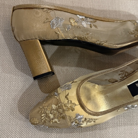 STUART WEITZMAN Embroidered mesh pumps GOLD 2.5” semi-block heel EUC US 8.5 Med - Picture 13 of 15